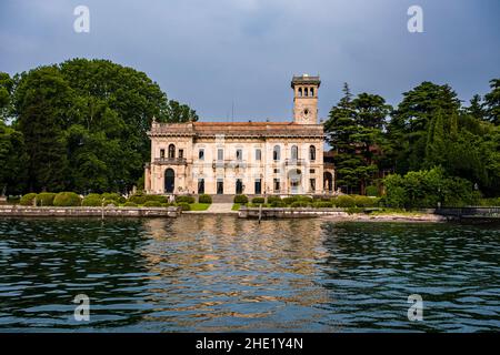 Blick auf die Villa Erba, eine Villa aus dem 19th. Jahrhundert im Vorort Cernobbio, über den Comer See von einer Fähre aus. Stockfoto