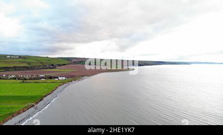 Luftbild mit Blick auf die Küste von Llanon, das Meer, den Küstenweg, Felder und den Strand zeigt Stockfoto