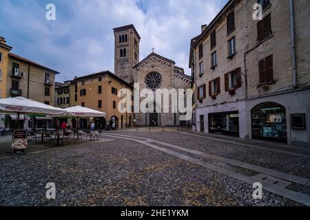 Die Basilika San Fedele, Basilica di San Fedele, stammt aus dem Jahr 1120 und ist dem heiligen Fidelis Märtyrer geweiht. Stockfoto