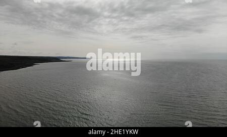 Luftbild mit Blick auf die Küste von Llanon, das Meer, den Küstenweg, Felder und den Strand zeigt Stockfoto