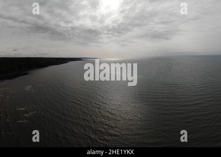 Luftbild mit Blick auf die Küste von Llanon, das Meer, den Küstenweg, Felder und den Strand zeigt Stockfoto