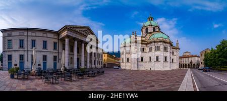 Panoramablick auf die Kathedrale von Como, Cattedrale di Santa Maria Assunta, die katholische Kathedrale der Stadt. Links das Gebäude des Teatro Sociale. Stockfoto