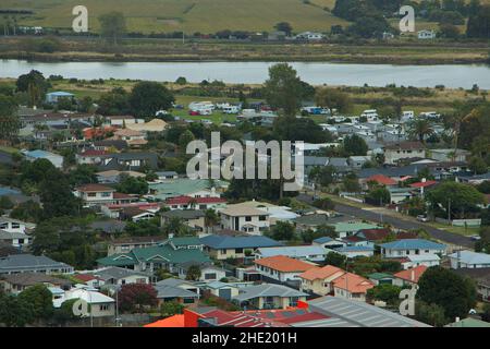 Blick auf Whakatane vom Te Päpaka Aussichtspunkt auf Nga Tapuwae o Toi Track, Bay of Plenty auf der Nordinsel Neuseelands Stockfoto