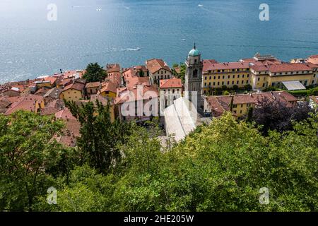 Luftaufnahme der Stadt, einschließlich der Basilika St. Giacomo, und Comer See. Stockfoto