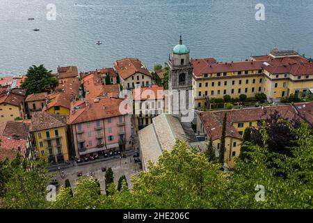 Luftaufnahme der Stadt, einschließlich der Basilika St. Giacomo, und Comer See. Stockfoto