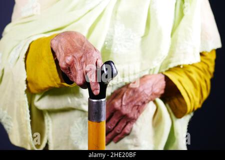 Ältere Frauen Hände auf Gehstock, Stockfoto