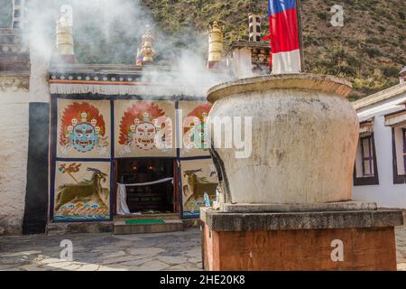 XIAHE, CHINA - 24. AUGUST 2018: Schrein im Labrang Kloster in Xiahe, Provinz Gansu, China Stockfoto