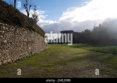 Frankreich, Bretagne, Dinan die 2020-12-25. Illustration des täglichen Lebens in der Bretagne während der Weihnachtsferien inmitten der Covid-19-Krise, Wann Stockfoto