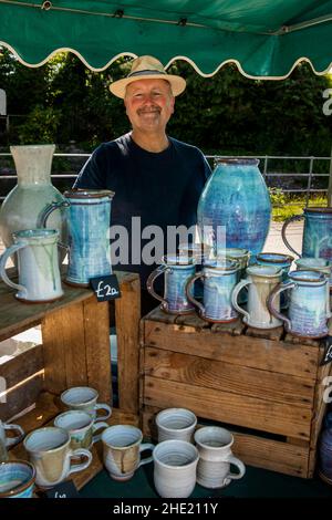 Großbritannien, Wales, Pembrokeshire, Saint Dogmaels, Wochenmarkt, potter David Small Stockfoto