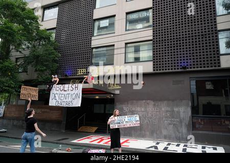 Demonstranten vor dem Einwanderungszentrum, wo Novak Djokovic, der Tennisspieler der Weltrangführer der Männer, festgehalten wird. Carlton Melbourne, Victoria, Australien Stockfoto