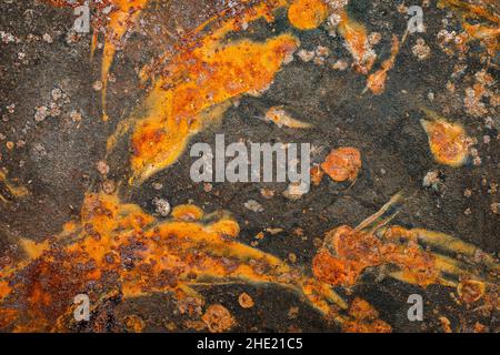 Textur einer rostigen Gusseisenoberfläche mit Roststreifen Stockfoto