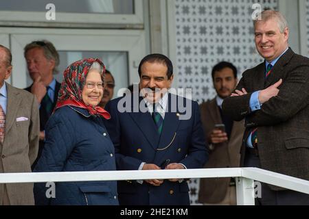 Windsor, Großbritannien. 15th. Mai 2015. Ihre Majestät die Königin, seine Majestät König Hamad bin Isa Al Khalifa, König des Königreichs Bahrain und Prinz Andrew, Herzog von York, beobachten die Royal Windsor Endurance Riders und ihre Pferde am Vet Gates. Quelle: Maureen McLean/Alamy Stockfoto