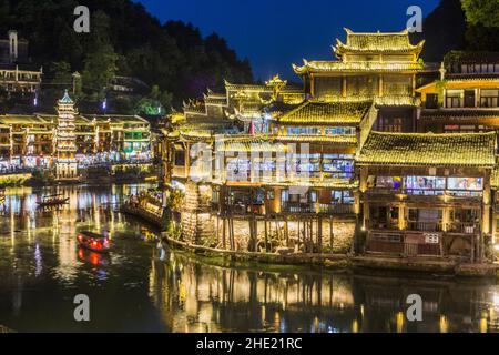 Abendansicht der Häuser am Flussufer in der antiken Stadt Fenghuang, Provinz Hunan, China Stockfoto