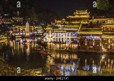 Traditionelle Häuser am Fluss Tuo in der antiken Stadt Fenghuang, Provinz Hunan, China Stockfoto