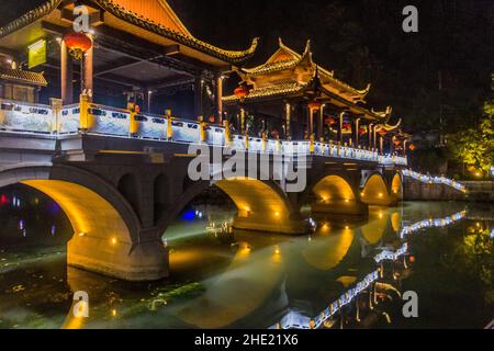 Nachtansicht einer Brücke in der antiken Stadt Fenghuang, Provinz Hunan, China Stockfoto