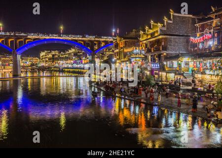 FENGHUANG, CHINA - 13. AUGUST 2018: Abendansicht der antiken Stadt Fenghuang, Provinz Hunan, China Stockfoto