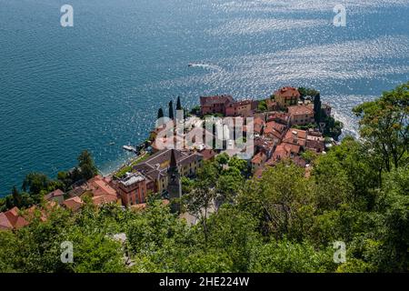 Luftaufnahme vom Schloss von Vezio auf die Stadt und den Comer See. Stockfoto