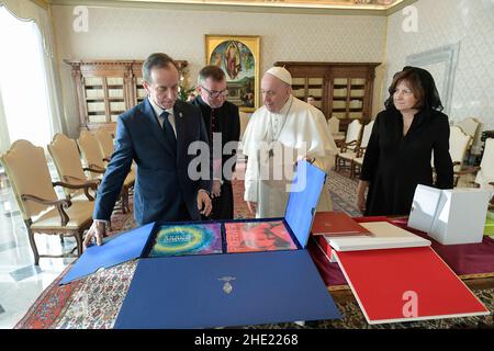 Vatikanstadt, Vatikan. 08th Januar 2022. Papst Franziskus trifft Tomasz Grodzki, den Präsidenten des Senats der Republik Polen, mit seiner Frau im Vatikan. 6. Januar 2021. NUR FÜR REDAKTIONELLE ZWECKE - Vatican Media/Spaziani. Kredit: dpa/Alamy Live Nachrichten Stockfoto