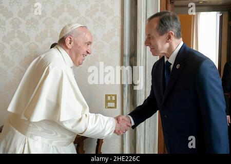 Vatikanstadt, Vatikan. 08th Januar 2022. Papst Franziskus trifft Tomasz Grodzki, den Präsidenten des Senats der Republik Polen, mit seiner Frau im Vatikan. 6. Januar 2021. NUR FÜR REDAKTIONELLE ZWECKE - Vatican Media/Spaziani. Kredit: dpa/Alamy Live Nachrichten Stockfoto