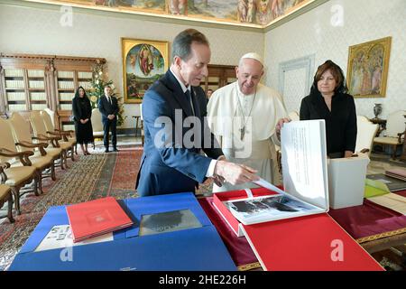 Vatikanstadt, Vatikan. 08th Januar 2022. Papst Franziskus trifft Tomasz Grodzki, den Präsidenten des Senats der Republik Polen, mit seiner Frau im Vatikan. 6. Januar 2021. NUR FÜR REDAKTIONELLE ZWECKE - Vatican Media/Spaziani. Kredit: dpa/Alamy Live Nachrichten Stockfoto