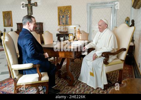 Vatikanstadt, Vatikan. 08th Januar 2022. Papst Franziskus trifft Tomasz Grodzki, den Präsidenten des Senats der Republik Polen, mit seiner Frau im Vatikan. 6. Januar 2021. NUR FÜR REDAKTIONELLE ZWECKE - Vatican Media/Spaziani. Kredit: dpa/Alamy Live Nachrichten Stockfoto