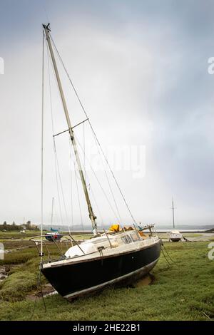 Großbritannien, Wales, Pembrokeshire, Angle, Segelboote hoch und trocken bei Ebbe in Angle Bay auf Milford Haven Stockfoto