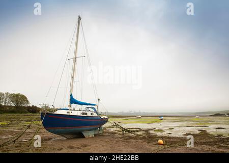 Großbritannien, Wales, Pembrokeshire, Angle, Segelboote hoch und trocken in Angle Bay auf Milford Haven Stockfoto