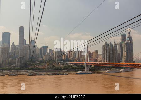 Yangtze River Ropeway und Dongshuimen Bridge in Chongqing, China Stockfoto