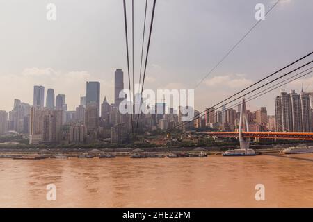 Yangtze River Ropeway und Dongshuimen Bridge in Chongqing, China Stockfoto