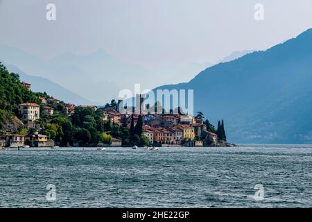Blick auf den See der Stadt, einschließlich des Castello di Rezzonico, über den Comer See von einer Fähre. Stockfoto