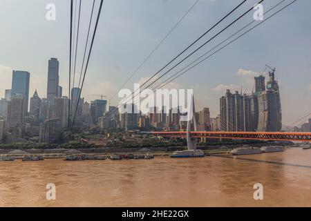 Yangtze River Ropeway und Dongshuimen Bridge in Chongqing, China Stockfoto