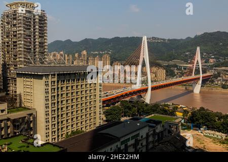 Dongshuimen-Brücke über den Yangtze-Fluss in Chongqing, China Stockfoto