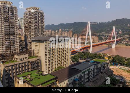 Dongshuimen-Brücke über den Yangtze-Fluss in Chongqing, China Stockfoto