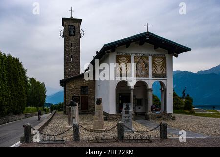 Die kleine Kirche auf dem Hügel Madonna del Ghisallo ist Radfahrern gewidmet. Stockfoto