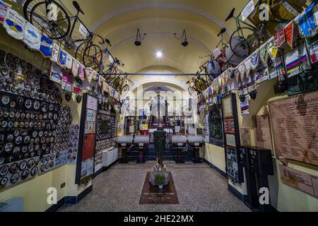 Die kleine Kirche auf dem Hügel Madonna del Ghisallo ist Radfahrern gewidmet und sieht innen eher wie ein Museum als eine Kirche aus. Stockfoto