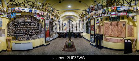 Die kleine Kirche auf dem Hügel Madonna del Ghisallo ist Radfahrern gewidmet und sieht innen eher wie ein Museum als eine Kirche aus. Stockfoto