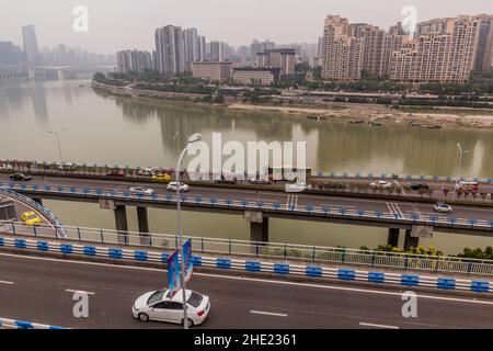 CHONGQING, CHINA - 17. AUGUST 2018: Autobahn und Jialing-Fluss in Chongqing, China Stockfoto