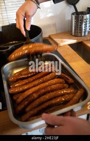 Frankreich, Bretagne, Quevert, 2020-12-31. Silvesterparty, oder Saint-Sylvestre, einer Gruppe junger Menschen während der Covid-19-Krise als Frankreich emerg Stockfoto