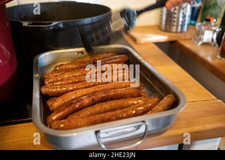 Frankreich, Bretagne, Quevert, 2020-12-31. Silvesterparty, oder Saint-Sylvestre, einer Gruppe junger Menschen während der Covid-19-Krise als Frankreich emerg Stockfoto