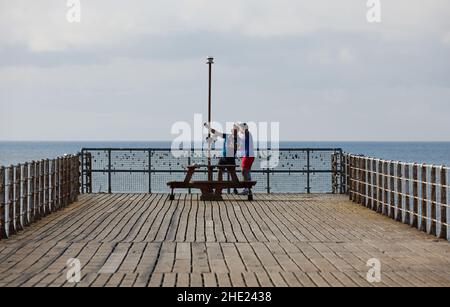 Zwei Personen machen ein Selfie auf dem Pier von Bognor Regis. Stockfoto
