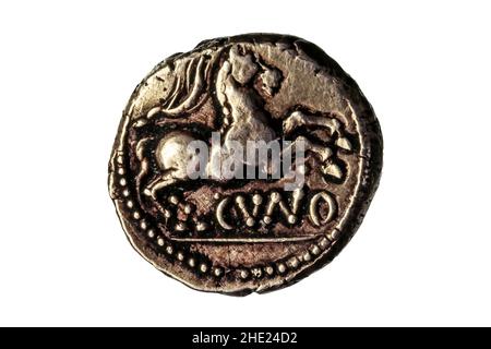 Britische Goldstater-Münze des eisenzeitlichen Catuvellauni-Stammes, die ein Pferd aus dem Fundort Essendon zur Zeit der römischen Invasion der Briten zeigt Stockfoto