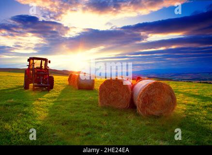 Großbritannien, Schottland, Perthshire, Sonnenuntergang über Ackerland, Stockfoto