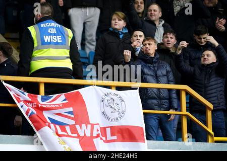 BITTE BEACHTEN SIE, DASS GESTURE-Fans auf den Tribünen während des dritten Spiels des Emirates FA Cup in Den, London, reagieren. Bilddatum: Samstag, 8. Januar 2022. Stockfoto