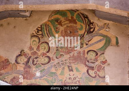 DUNHUANG, CHINA - 20. AUGUST 2018: Buddhistische Wandmalerei in den Mogao-Grotten in der Nähe von Dunhuang, Provinz Gansu, China Stockfoto