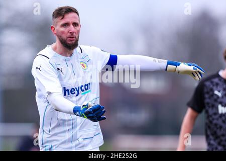 HENGELO, NIEDERLANDE - 8. JANUAR: Torhüterin Jasmin Fejzic von Eintracht Braunschweig beim Freundschaftsspiel zwischen FC Twente und Eintracht Braunschweig am 8. Januar 2022 im Trainingszentrum FBK in Hengelo, Niederlande (Foto: Marcel ter Bals/Orange Picles) Stockfoto