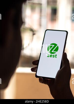 West Bangal, Indien - 7. Januar 2022 : ZestMoney-Logo auf Telefonbildschirm Stock Bild. Stockfoto