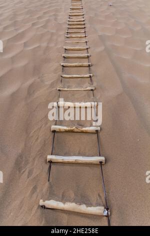 Ropa Leiter bei Singing Sands Dune in der Nähe von Dunhuang, Provinz Gansu, China Stockfoto