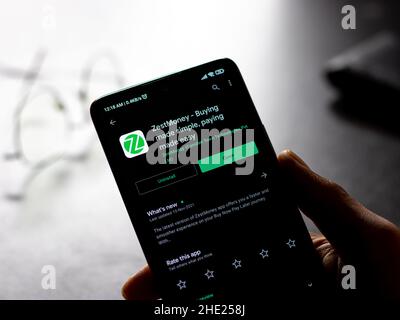 West Bangal, Indien - 7. Januar 2022 : ZestMoney-Logo auf Telefonbildschirm Stock Bild. Stockfoto