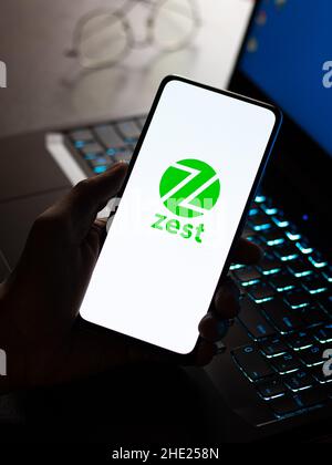 West Bangal, Indien - 7. Januar 2022 : ZestMoney-Logo auf Telefonbildschirm Stock Bild. Stockfoto