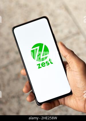 West Bangal, Indien - 7. Januar 2022 : ZestMoney-Logo auf Telefonbildschirm Stock Bild. Stockfoto